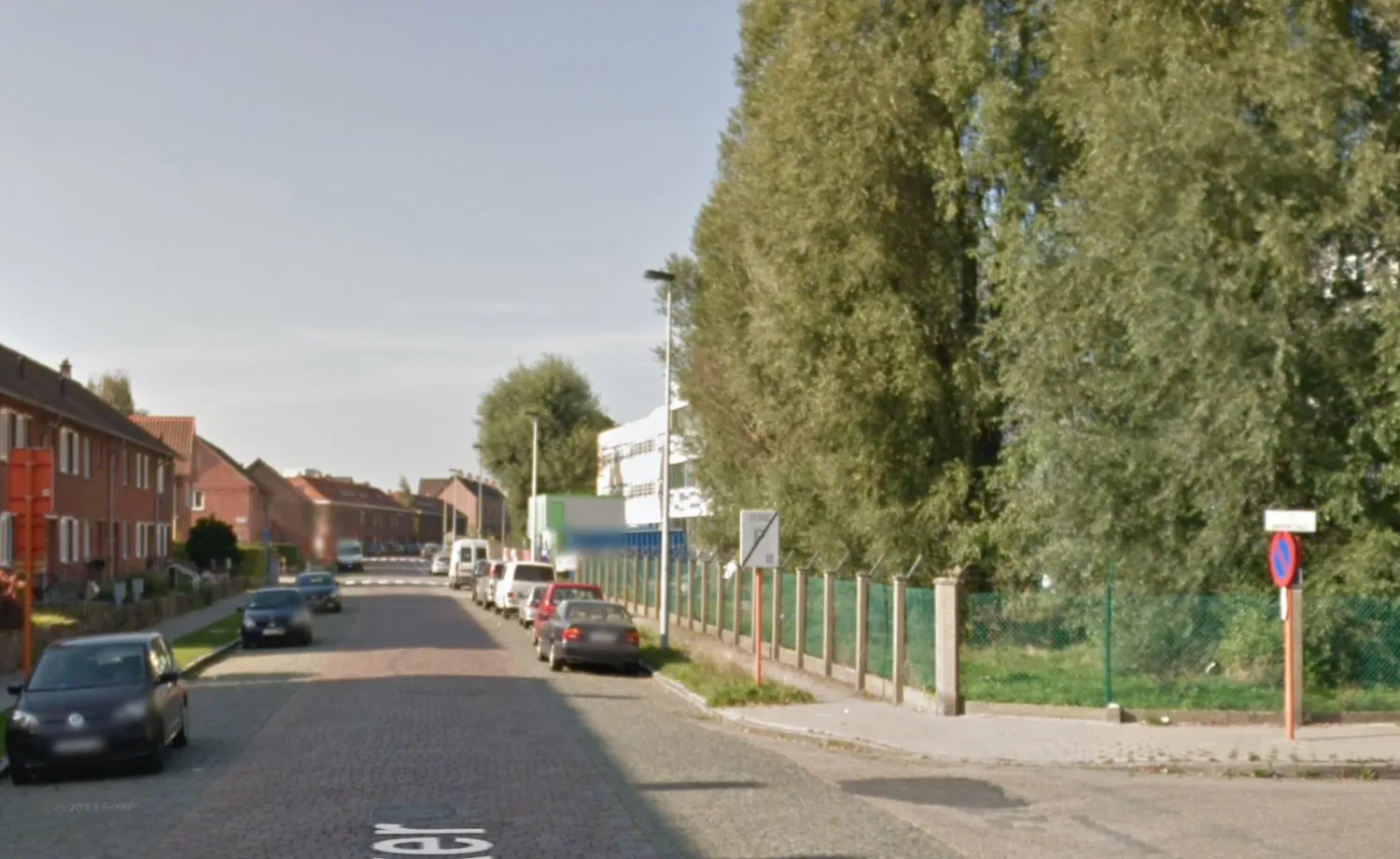 De Steenakker in 2014: een kale straat met geparkeerde auto's en weinig groen.